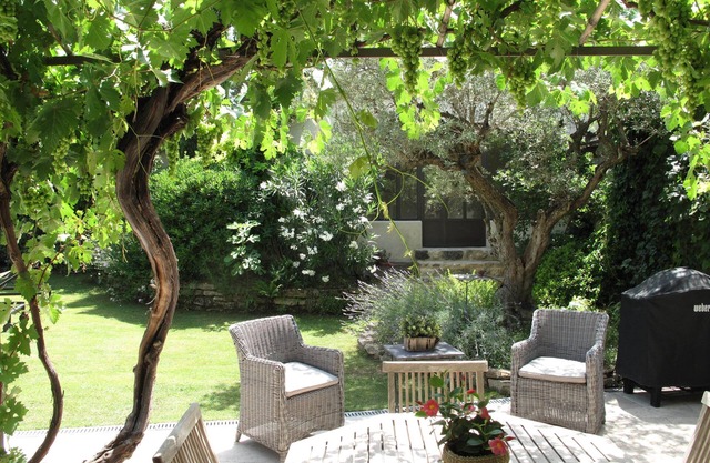 Bed & Breakfast in a Provencal farmhouse, heated pool, quiet and rest
