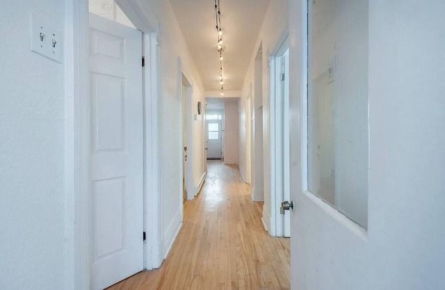 Bedroom ~ Steps Away From Frontenac Metro Station