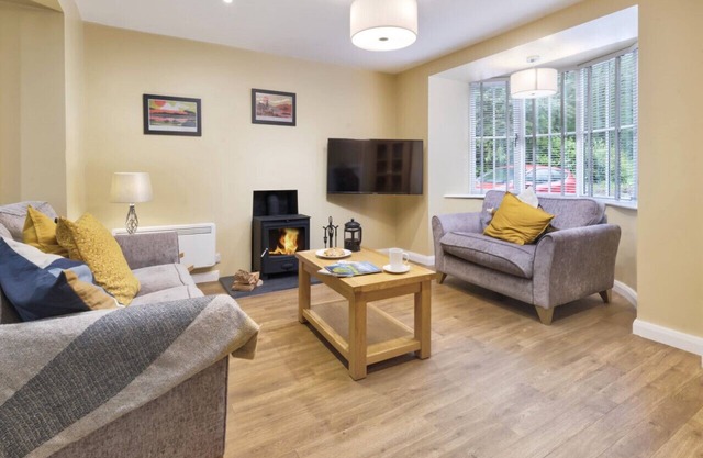Bee Holme - Two Bedroom House, Sleeps 4