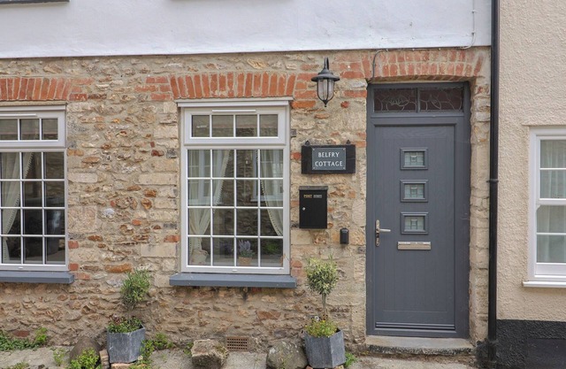 BELFRY COTTAGE, pet friendly, character holiday cottage in Colyton