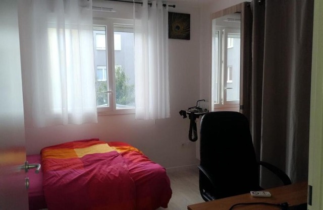 Belle chambre dans une charmante et grande maison duplex neuve et bien aérée