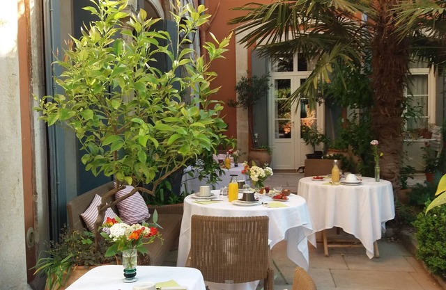 Belle et Ancienne Maison Dans le Centre Historique, Jardin et Bassin