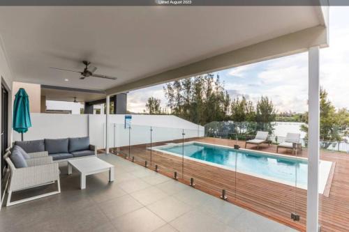 Belle Vista - Luxury Canal Front Home near Theme Parks with Pool