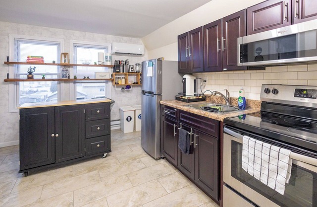 Belleville 2 Bed, Bonus Office, Laundry, Parking