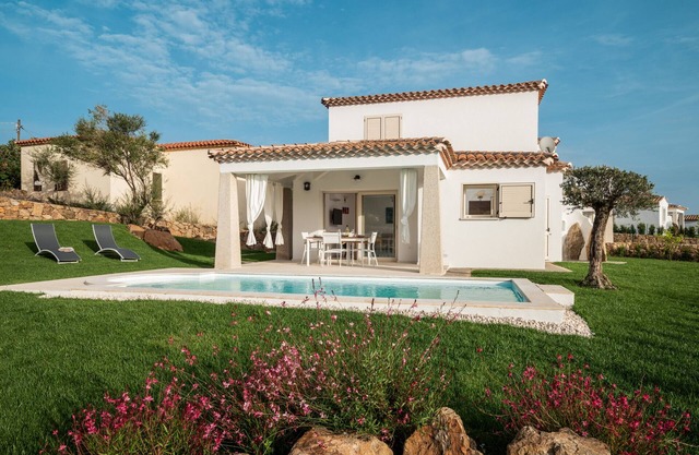 Bellevue 36A by Klodge - modern retreat with private pool, greenery and views