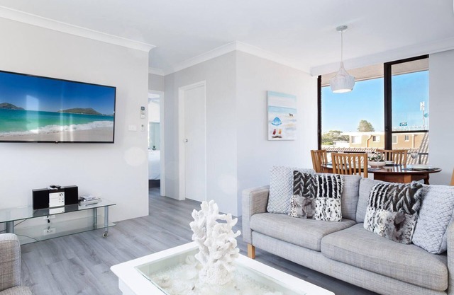 Bellevue, 7 4 Donald Street - renovated unit with air con and Wi-Fi with views & central to CBD