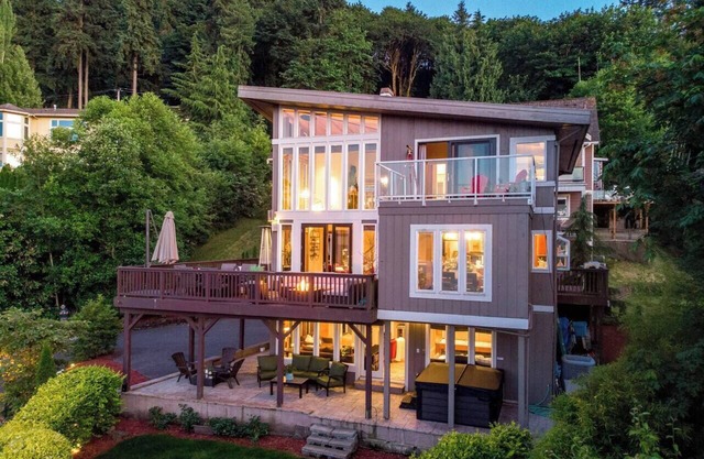 Bellevue Cougar Mountain Lakeview Retreat