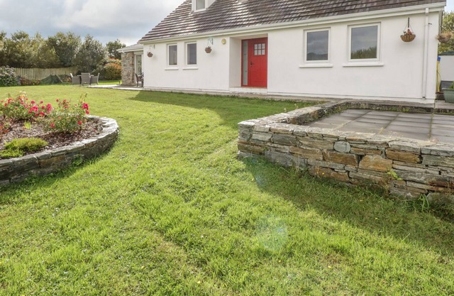 BEN VIEW, family friendly, with open fire in Tully, County Galway