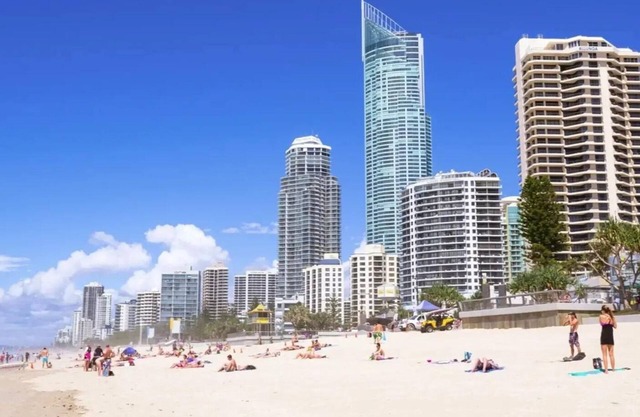 Benowa Bliss Retreat - Waterfront with Skyline Views