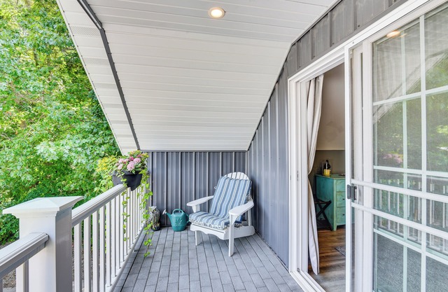 Benton Harbor Apt w/Balcony + Fire Pit