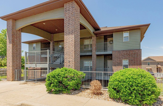 BER9-4, 2Br "Convenient Comfort" condo in terrific Branson West with WiFi, AC