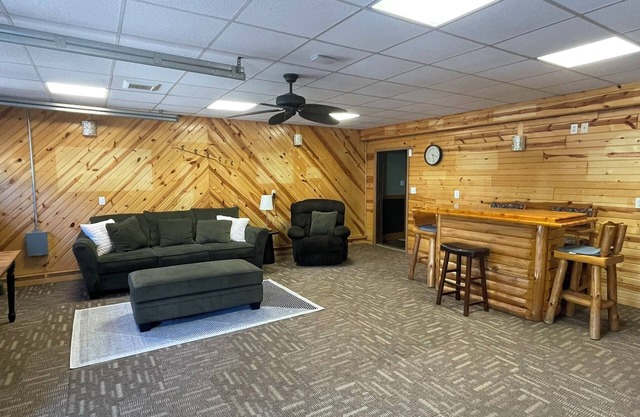 "Bert Cave" - Lake Side Cabin Ackerman Acres Resort