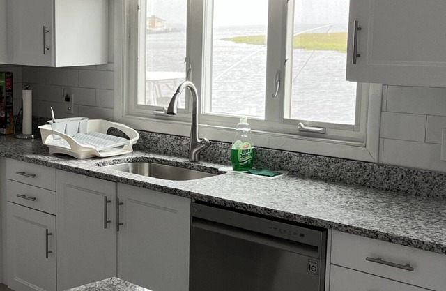BEST BAYFRONT VALUE IN CHADWICK BEACH NEWLY RENOVATED SLEEPS 7 RATED 10/10