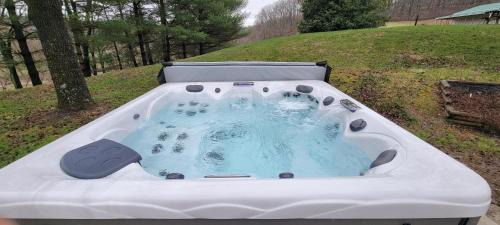 Best Hocking Hills Cabin with Hot tub sleeps 8 Red Brick Ranch