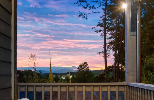 Best Location! Dollywood & PF Downtown! Brand New with MTN View, Hot Tub,Games