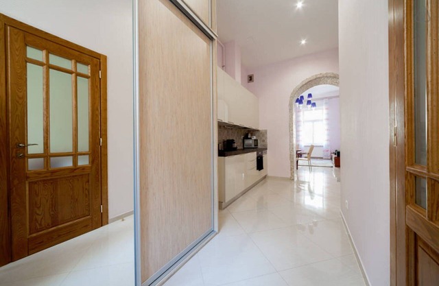 BEST LOCATION: NEW & FULL OPTIONALS