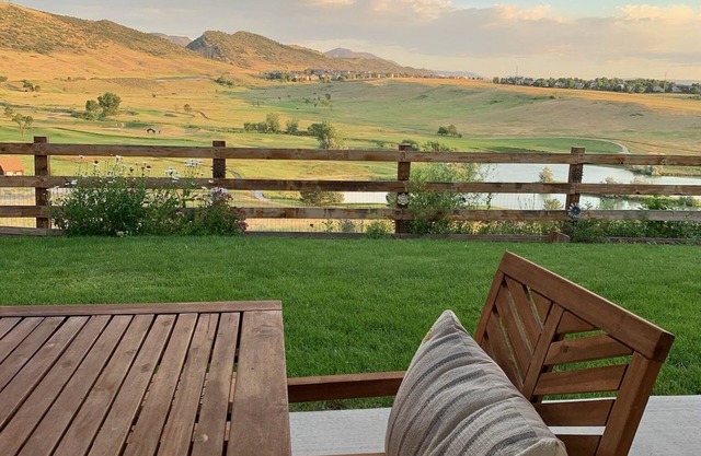 Best of CO outdoor adventures! Private room for travel nurses/remote workers