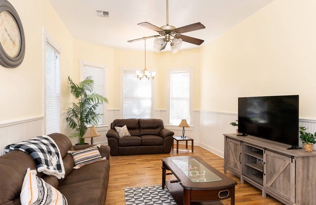 Best SA FarmHouse w/King Bed-Wifi-Rodeo Bull on Fiesta Strip & MANY Attractions