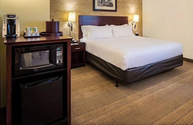 Best Value, Quality Stay! Pets Allowed, Complimentary Airport Shuttle!