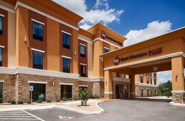 Best Western Plus Elmendorf Hotel/San Antonio Hotel