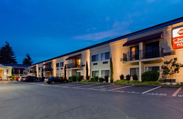 Best Western Plus Plaza by The Green