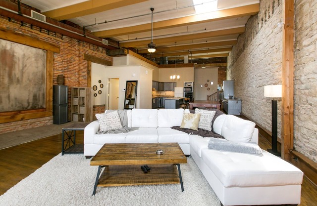 BestLocation|BridesGetReady|Photo backdrop|Families|Pets|RooftopViews|Nightlife!