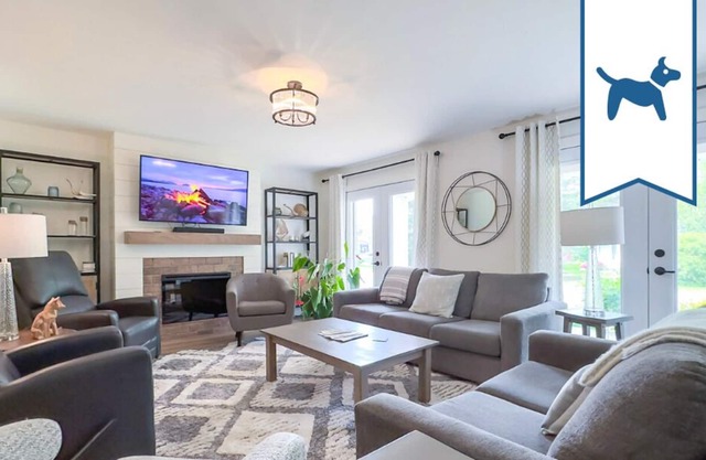 Better Than Therapy-Executive Cottage with Hot Tub, Fireplace is ready for you!