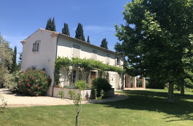 Between Avignon and Les Alpilles, a traditional provence house. Garden and pool.