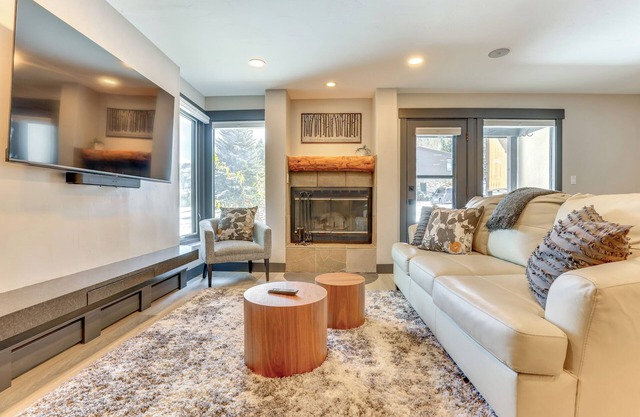 Between Beaver Creek & Vail: Modern Condo w/View!