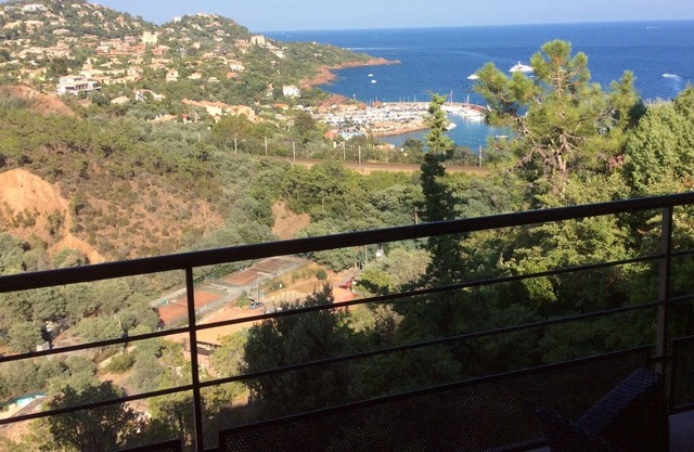 BETWEEN SEA AND ESTEREL, Panoramic port of Figuerette