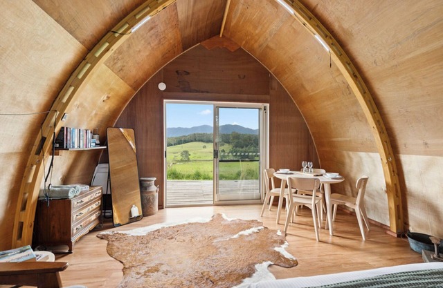 Bickell's Hut - Off-Grid Farm Stay, Fire Pit, Fire Bath, Cozy, Views - Sleeps 2 -4