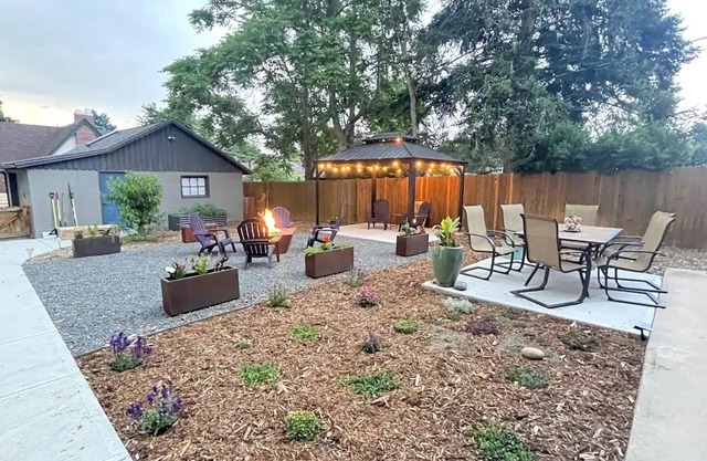Big bungalow, fire pit, walk to bars, shops, restaurants. Close to downtown.