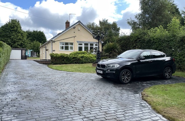 BIG BUNGALOW | SECURED BIG GARDEN | HOT TUB/JACUZZI