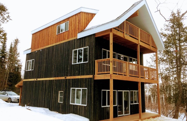 Big Cedar House: Quiet Trees, Golf, Winery, 1 mile to ski, Firepit. EV charger