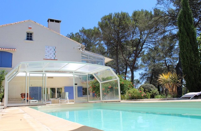 Big charming villa for up to 12 people with swimming pool nearby Nimes