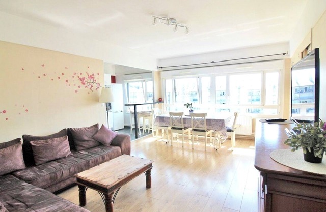 Big Flat 103m² in the heart of the champagne cellars. 4 bedrooms/8 people + free parking.