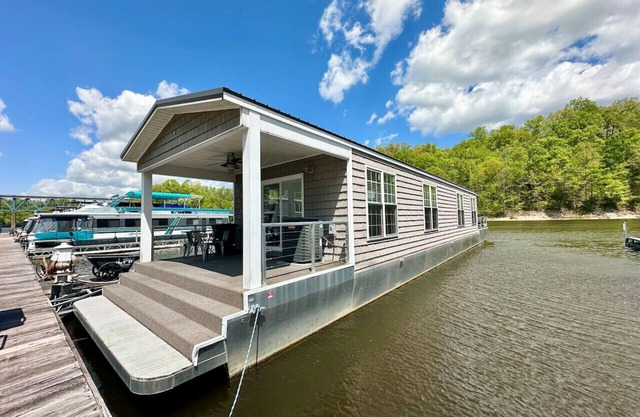Big Grey Stationary- Lee’s Ford Marina