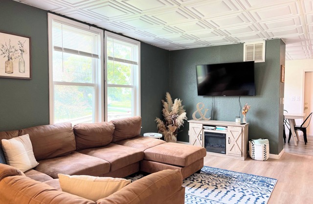 BIG House in the heart of Champaign + Game Room!