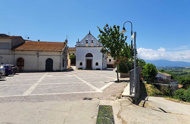 Big house with garden among hills of vineyards 5 min. from the sea