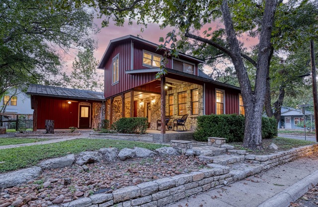 “Big Red”- Boerne Farmhouse, walk to Main Street!