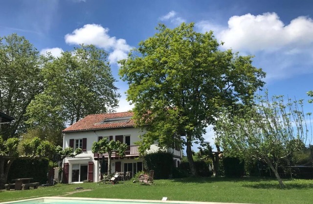 Big traditional basque villa with enclosed garden