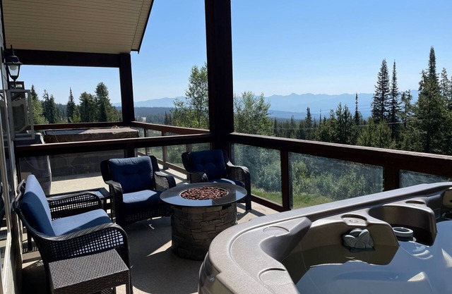 Big White Large Dog Friendly Chalet with Private Hot Tub!