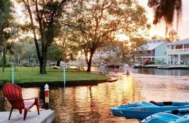 Bigfoot Bungalow -Enjoy being directly on the clear waters of Weeki Wachee River