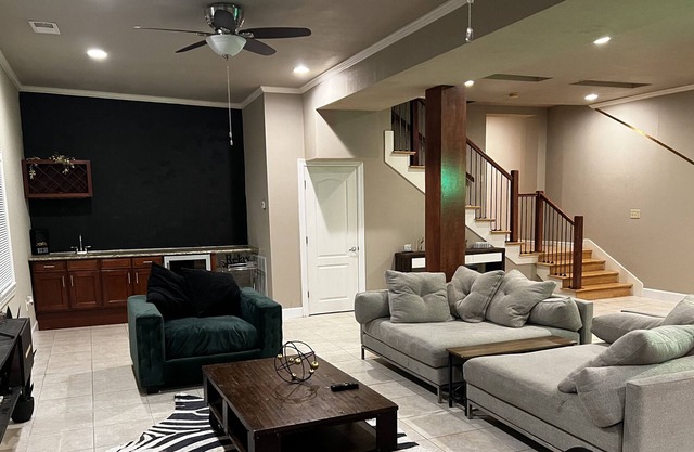 Biggest 3 BDR loft Downtown Mass Street - 5 mins from KU