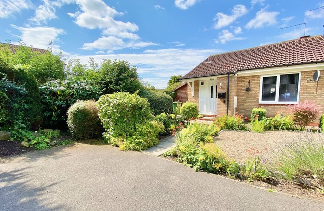 Bijou Abode::charming bungalow, quiet setting, gardens, private parking & cabin.