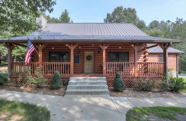 Billy Goat Hill Cabin - Romantic Cabana with Hot tub No Cleaning Fee or Chores