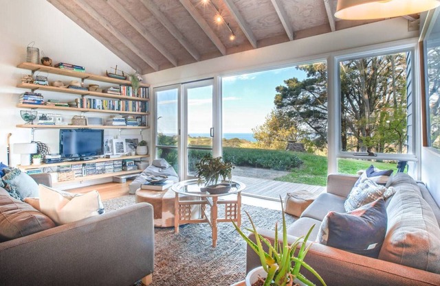 BIMBADEEN ON BUSTY - Views to ocean and Otways