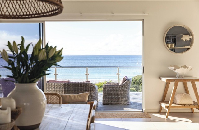 BINNY BEACH HOUSE Beachfront at Binalong Bay on the Bay of Fires