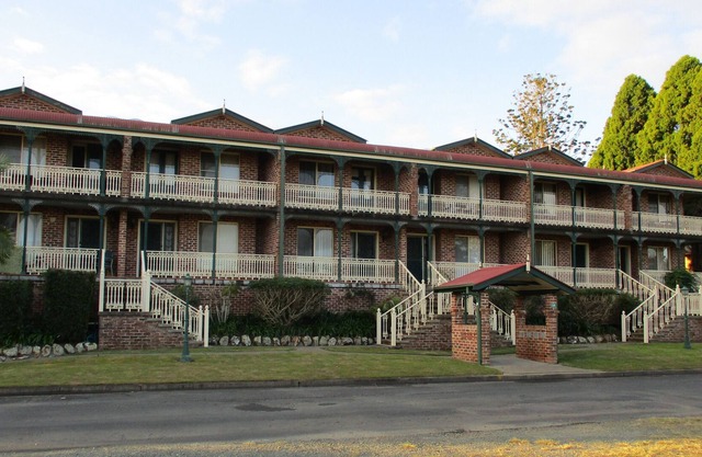 BIRCHGROVE TERRACE UNIT 6 - 3 BEDROOM OPPOSITE LAKE AND RESERVE