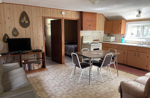 Birchwood on the rivern2 and 3 Bedroom cottagesnlooking over South River
